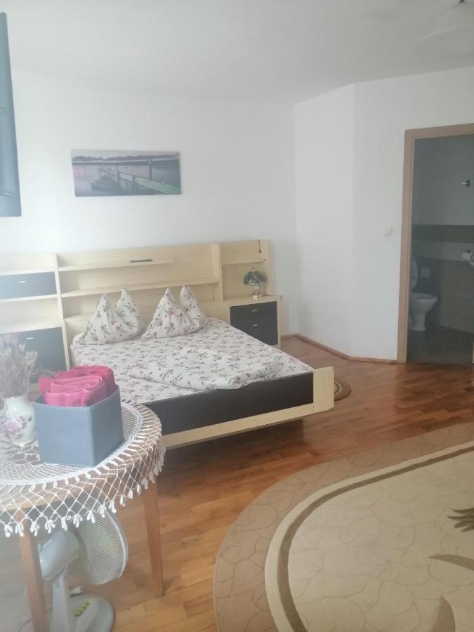 Helga House Hostel Turda Bagian luar foto