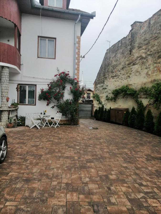 Helga House Hostel Turda Bagian luar foto
